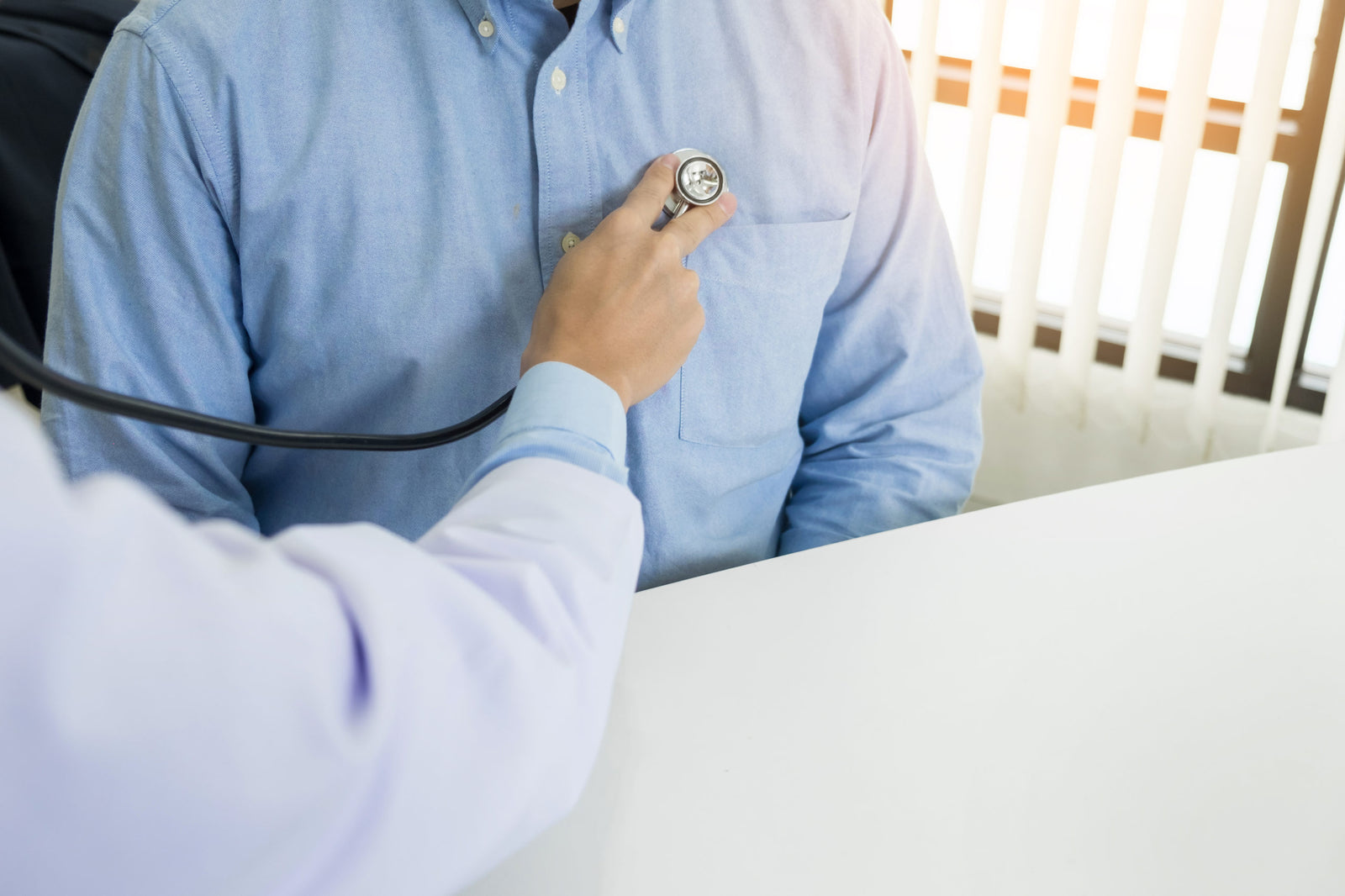 Doctor listening to patient's chest with stethoscope to illustrate Metabolic syndrome and bariatric surgery